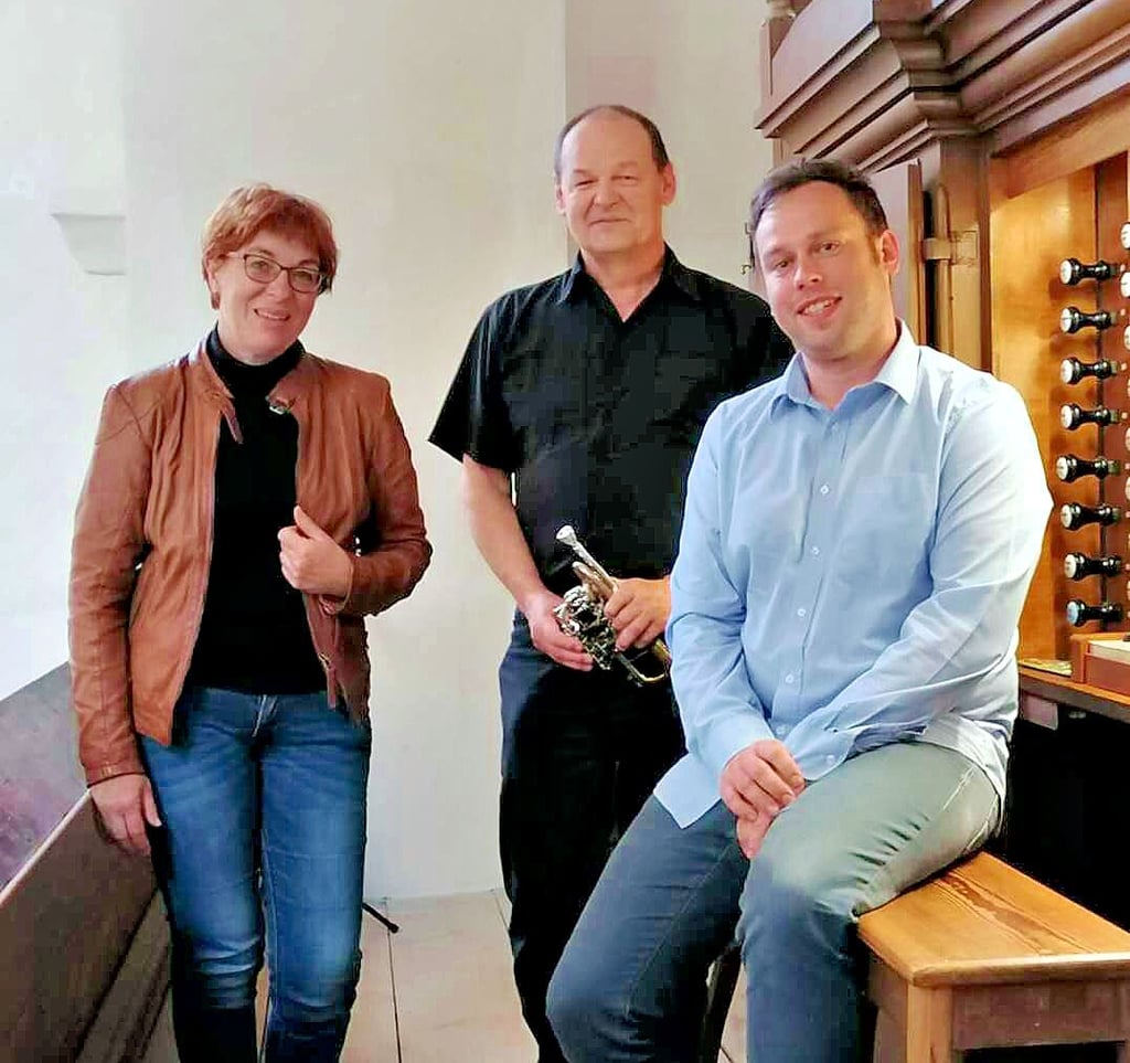 Sopranistin Grit Wagner mit Trompeter Rolf Plagemann vom Posaunenchor und Thomas Beißert an der Orgel.