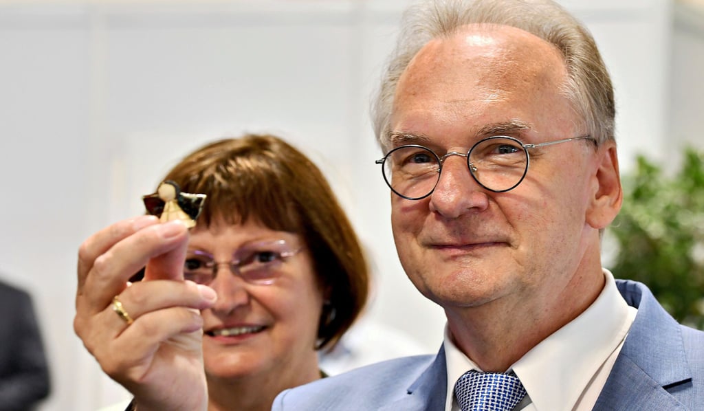 Wahlsieger Reiner Haseloff (CDU) mit einem Schutzengel, den ihm seine Ehefrau Gabriele geschenkt hatte.