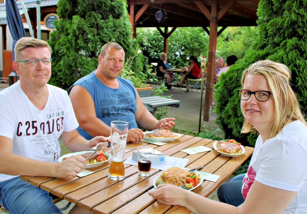 Befreundete Radler aus Bernburg ließen es sich am Wochenende bei einem Ausflug entlang der Saale in der ?Laube? schmecken.