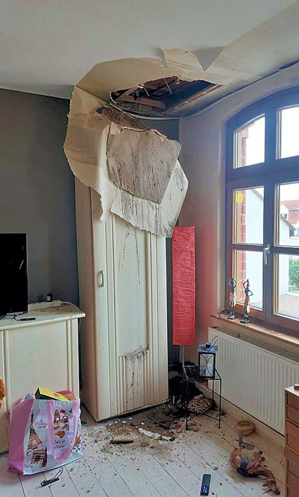 Die Wohnung unter der Brandwohnung. Durch die Nässe kam bereits die Decke herunter.