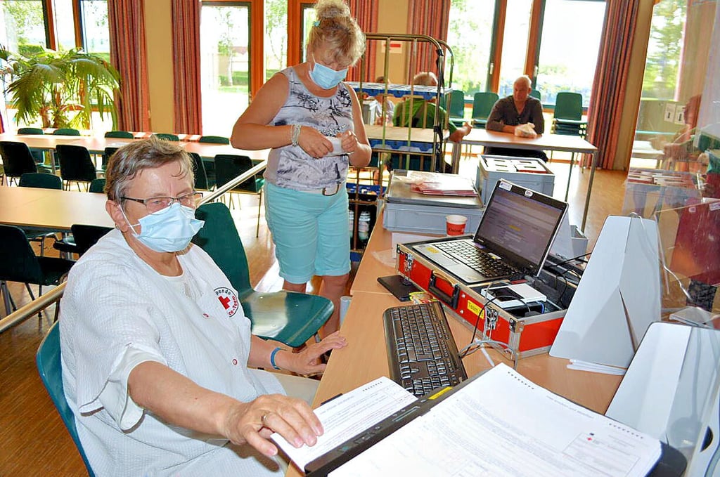 Bei der Annahme: Sigrid Eberhardt (vorn) und Monika Zeutschel