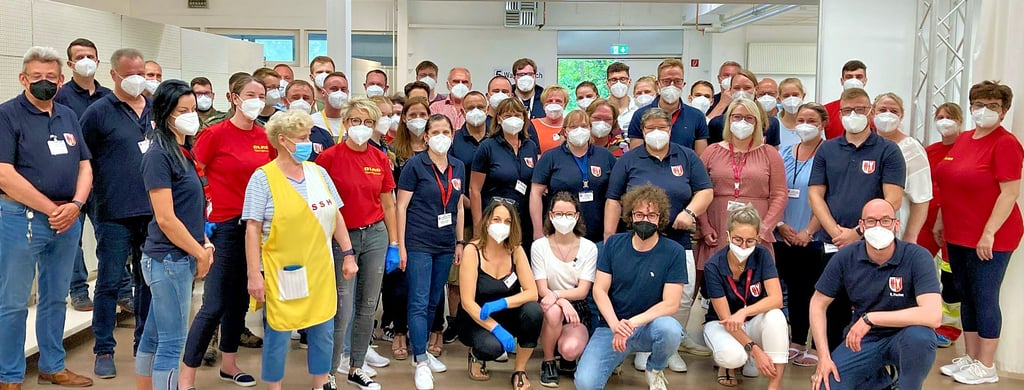 Am Samstag wurden im Impfzentrum Quedlinburg in einer Zusatzschicht die letzten 1050 Lehrer aus dem Harzkreis mit ihrer Zweitimpfung versorgt – anschließend kamen alle beteiligten Helfer zum Gruppenfoto zusammen.