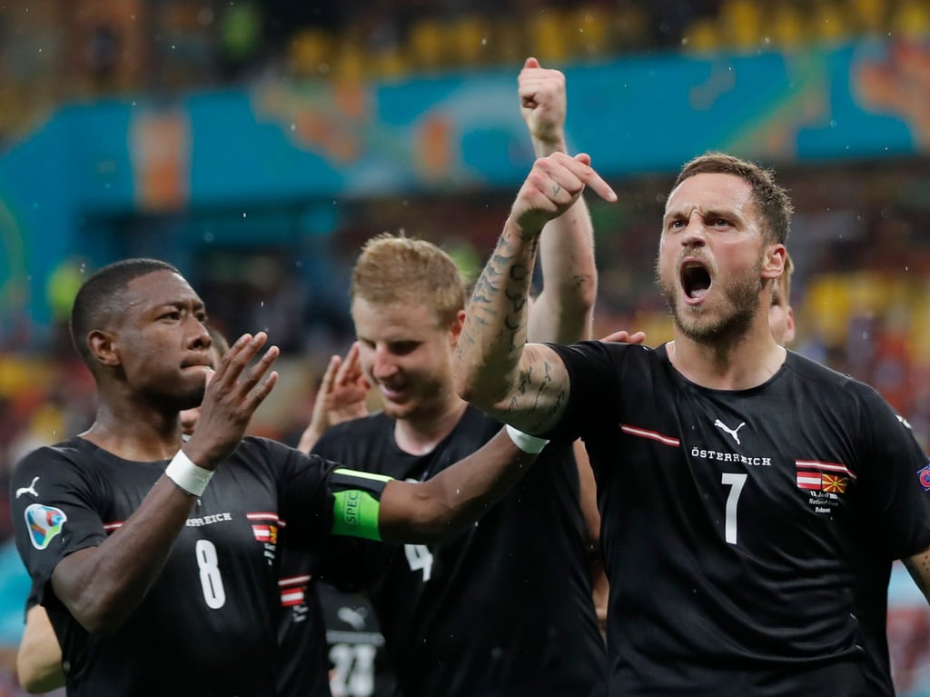 Marko Arnautovic (r) von Österreich bejubelt seinen Treffer zum 3:1 mit David Alaba (l) und weiteren Teamkollegen.
