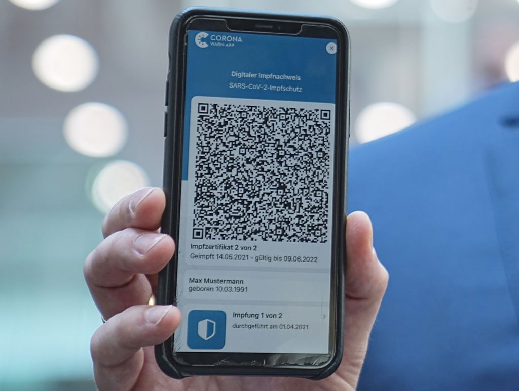 Jens Spahn (CDU), Bundesminister für Gesundheit, zeigt die App zum digitalen Impfpass.