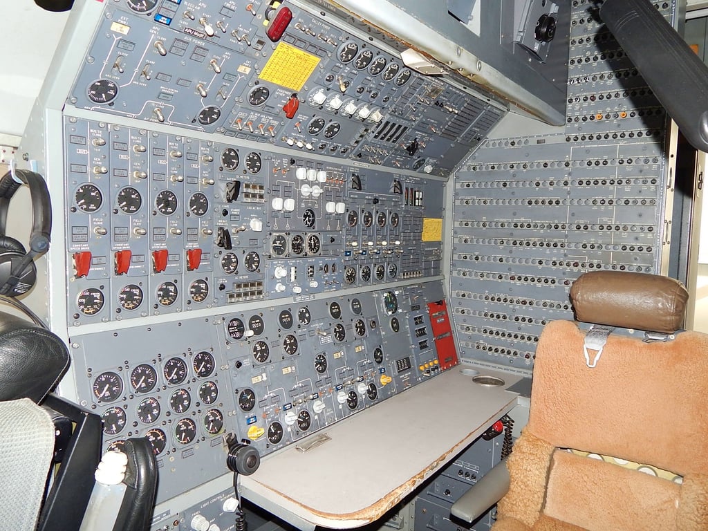 So sah der Arbeitsplatz des Flugingenieurs in der Boeing 747-200 aus. Er war für die Bedienung der Motoren zuständig und erledigte Wartungsarbeiten. Mit der Digitalisierung wurde der dritte Mann überflüssig.