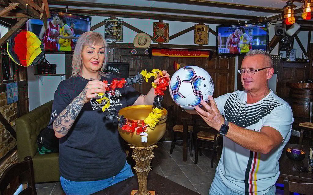 Sabrina Koch und Jörg Gutbier haben den Gastraum für die Fußball-Europameisterschaft feierlich geschmückt.