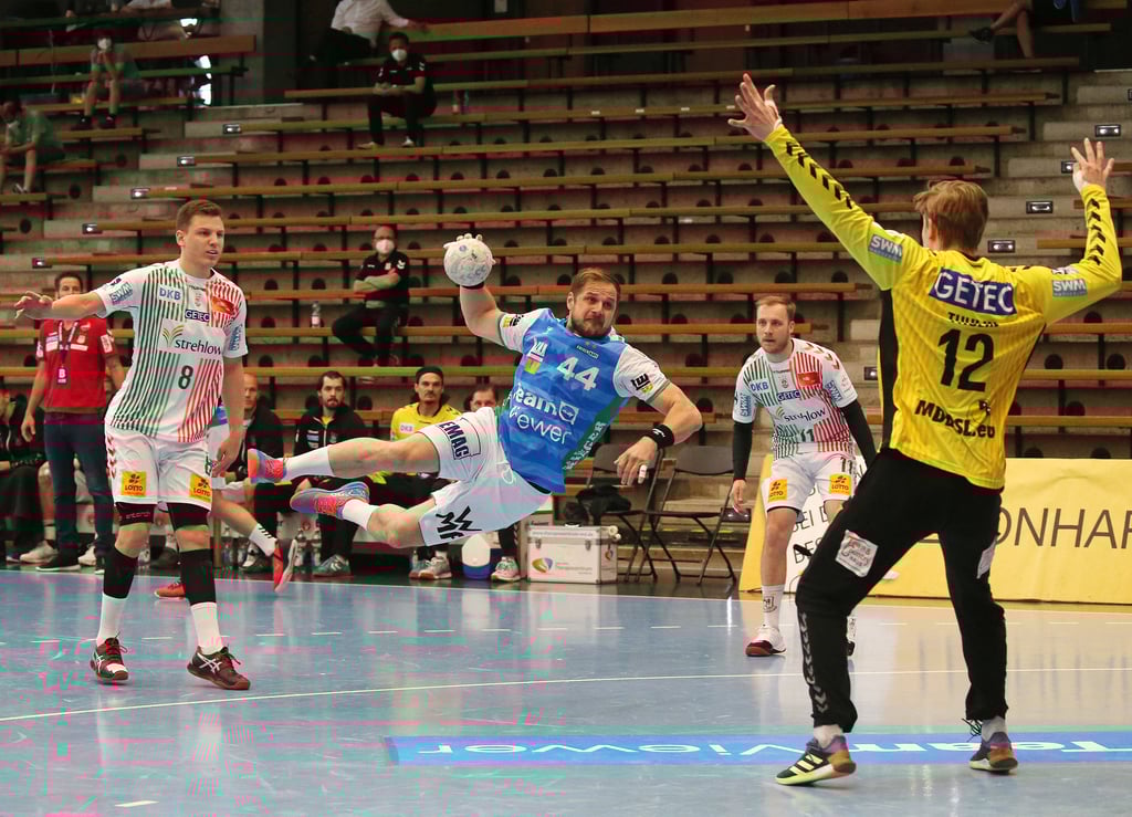 Tobias Thulin hatte beim Sieg des SCM in Göppingen einen überragenden Tag. Hier kommt FA-Kreisläufer Kresimir Kozina auf den Magdeburger Torwart zugeflogen.