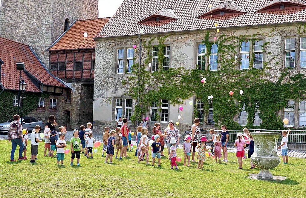 Die Kindertagesstätte hat ihr Haus gleich neben der Scheune. Die Mädchen und Jungen ließen bunte Luftballons in die Luft steigen.