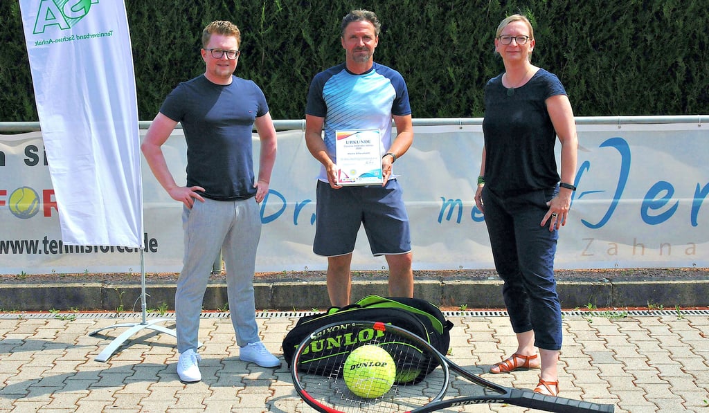 Marko Bittersmann (Nachwuchskoordinator des TC Blau-Weiß Schönebeck, M.) wurde durch Bettina Krause (TSA-Geschäftsführerin, r.) und Maximilian Pefestorff, TSA-Vizepräsident sowie Ressortleiter Sport und Vorsitzender Sportkommission, als „Corona-Held 2020“ ausgezeichnet.
