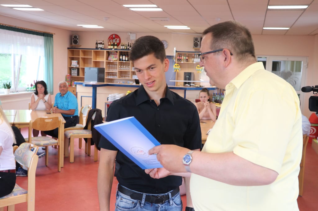 KSB-Vizepräsident Manfred Lenz gratuliert Robert Wagner