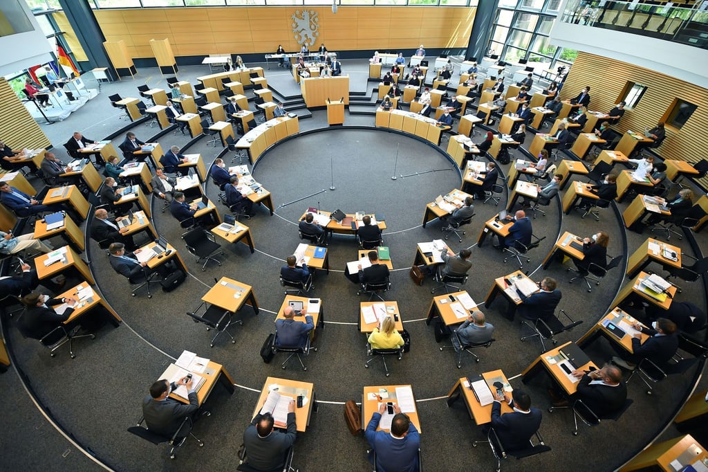 Abgeordnete und Landesregierung sitzen im Plenarsaal des Thüringer Landtags.