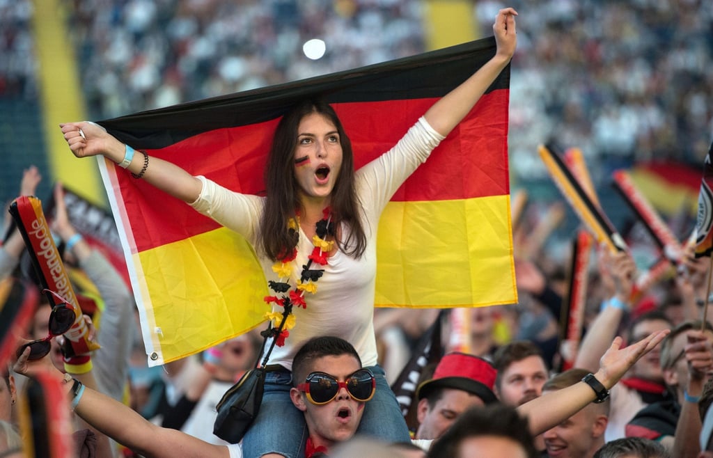 Fußballfans verfolgen ein Deutschland-Spiel.