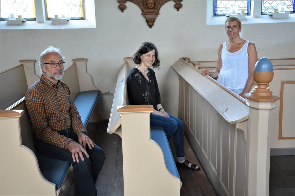 Die Kirchenbänke in Schenkenhorst werden künftig für wohlige Wärme bei Konzerten in der kalten Jahreszeit sorgen. Henrich Dröge, Anke Rother und Jacqueline Jelinski (von links) nahmen sie schon in Begutachtung.