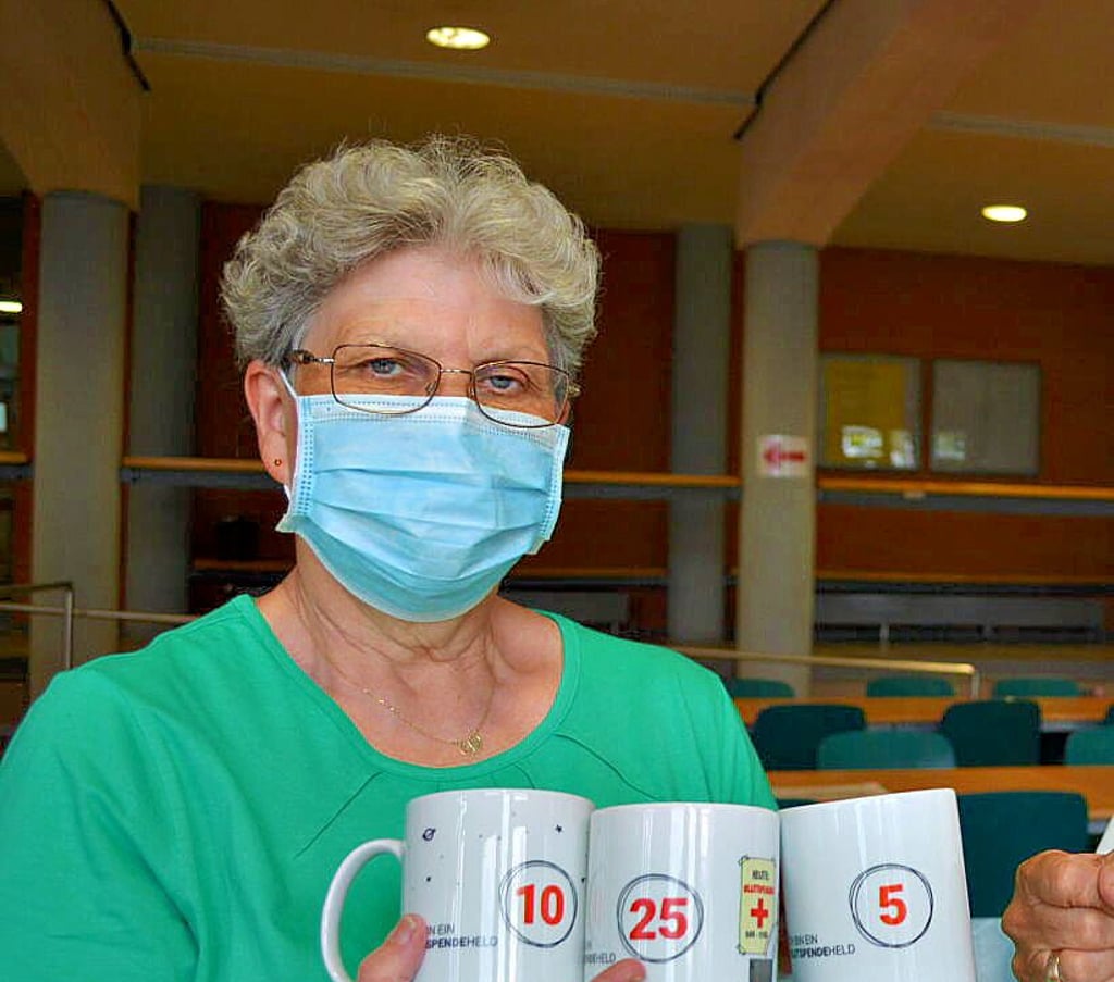 Beate Schreiber mit Spendertassen