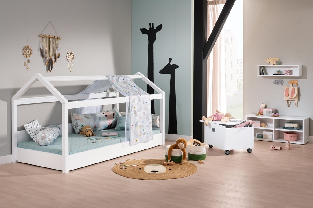 Bei einem niedrigen Bett kann ein Kind selbst entscheiden, wann es sich hinlegen will - Tuch und Gestell fördern das Geborgenheitsgefühl.
