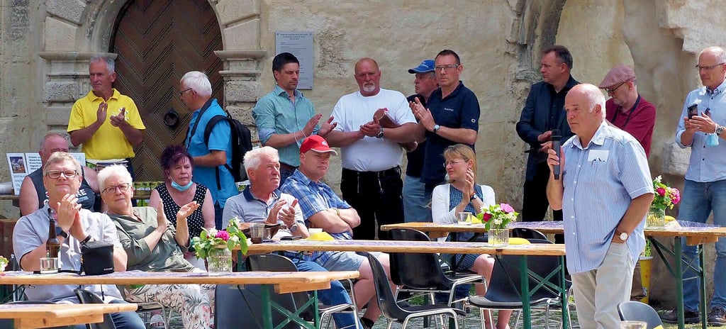 Klaus Bogoslaw (rechts) gab den Teilnehmern des Richtfestes viele Informationen zum Bauvorhaben und zur Geschichte der Schlossanlage.