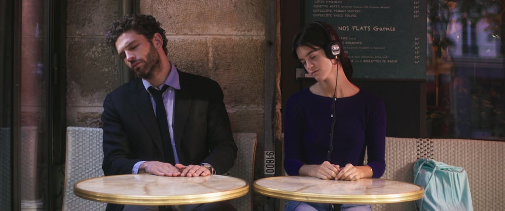 Arnaud Valois als Raphaël und Suzanne Lindon als Suzanne in einer Szene des Films „Frühling in Paris“.