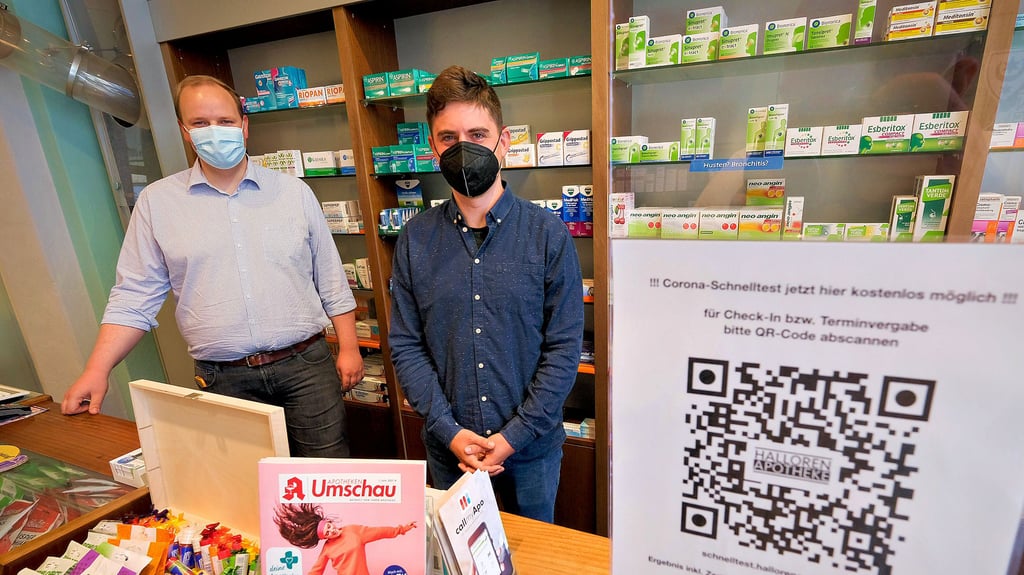 Tom Dupke (links) und Martin Roschig erstellen in ihrer Halloren-Apotheke für durchgeimpfte Kunden Zertifikate für den digitalen Impfpass.