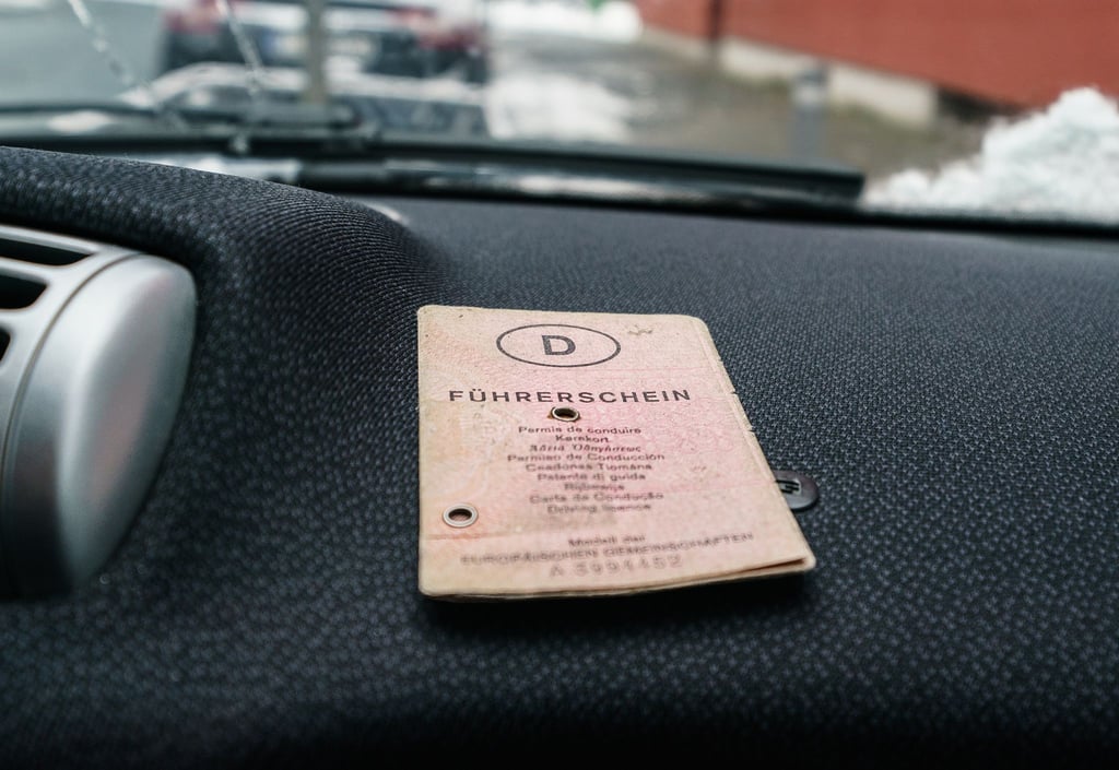 Ein „rosa Führerschein“ liegt auf dem Armaturenbrett.