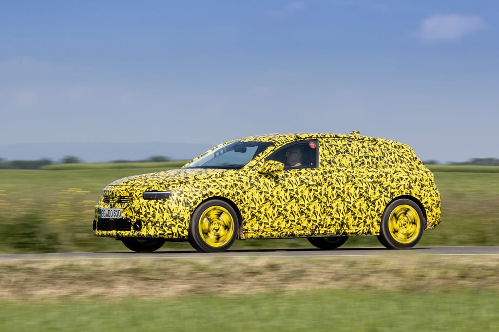 Nanu, was ist das? Nein, das ist kein neuer Lieferwagen der Post, sondern so getarnt ist der neue Opel Astra noch auf Erprobungsfahrten unterwegs.