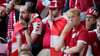 Die Fans der dänischen Nationalmannschaft sind schockiert: Spieler Christian Eriksen kollabiert während des Spiels und muss wiederbelebt werden.