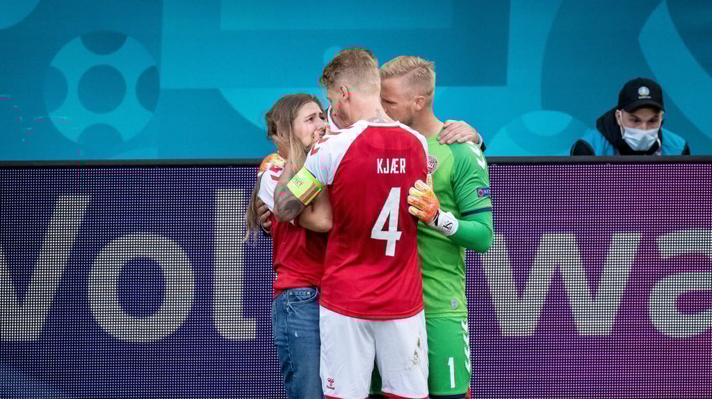 Simon Kjaer und Kasper Schmeichel beruhigen die Ehefrau von Christian Eriksen.