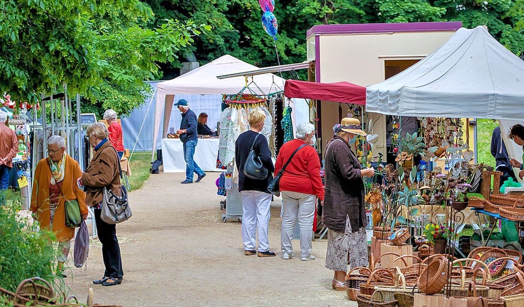 Die Stände zogen sich bis in den Schlosspark hinein.