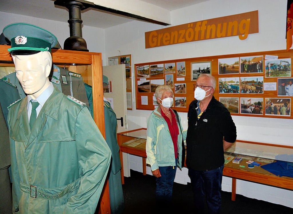 Anni und Wolfram Mindt aus Gifhorn besuchten das Böckwitzer Grenzmuseum. Die Ehefrau war zum ersten Mal dort.