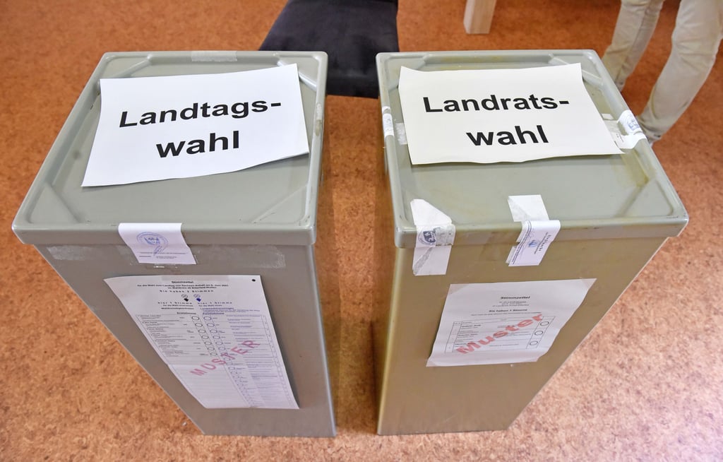 Zwei Wahlurnen am Wahltag in Anhalt-Bitterfeld.