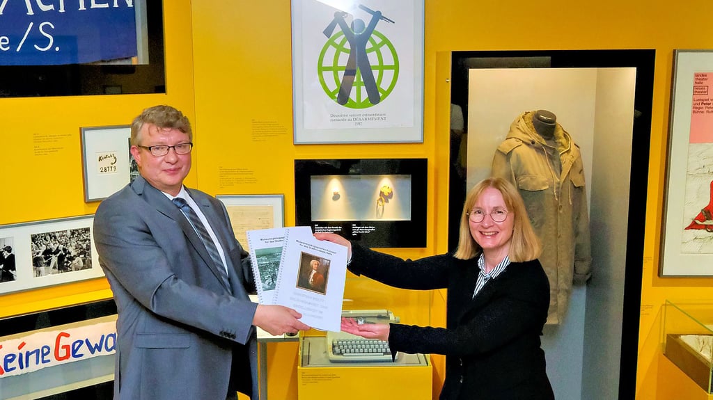 Kooperation von Stadt und Land: Lisa-Präsident Thomas Schödel übergibt die Bildungskonzeption an Halles Beigeordnete Judith Marquardt.