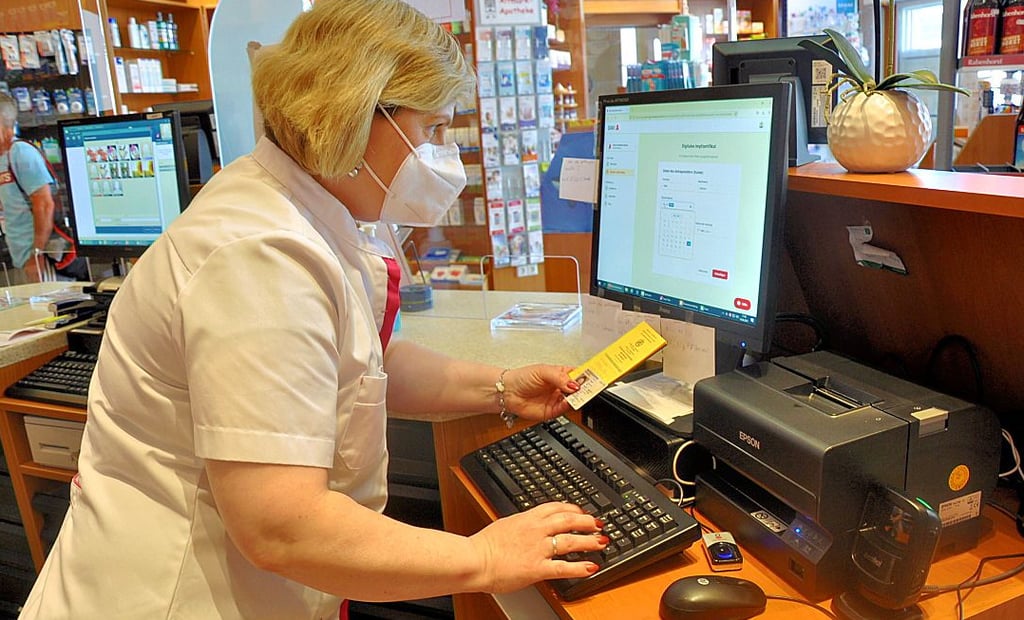 Annette Lange von der Altmark-Apotheke in Stendal gibt die nötigen Daten für den digitalen Impfpass ein.