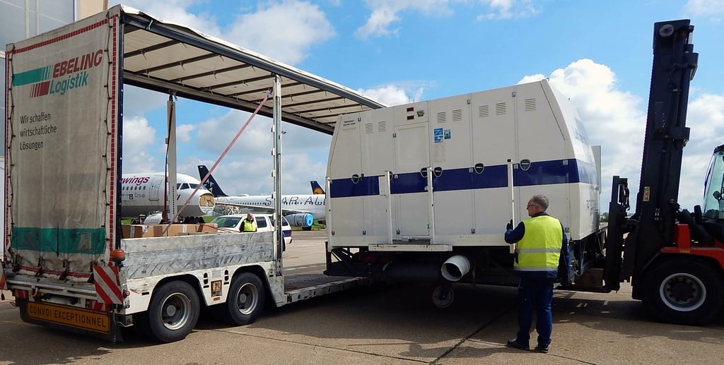 In der Hamburger Lufthansa-Werft wird der Simulator der Boeing 747/200 behutsam für seinen Transport zum Luftfahrtmuseum Wernigerode verladen.