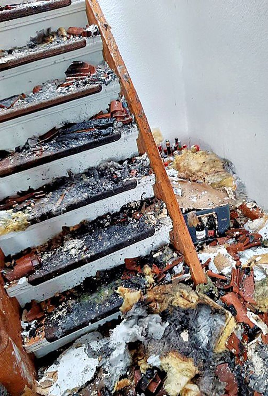 In der Brandwohnung liegt die verkohlte Dämmung.