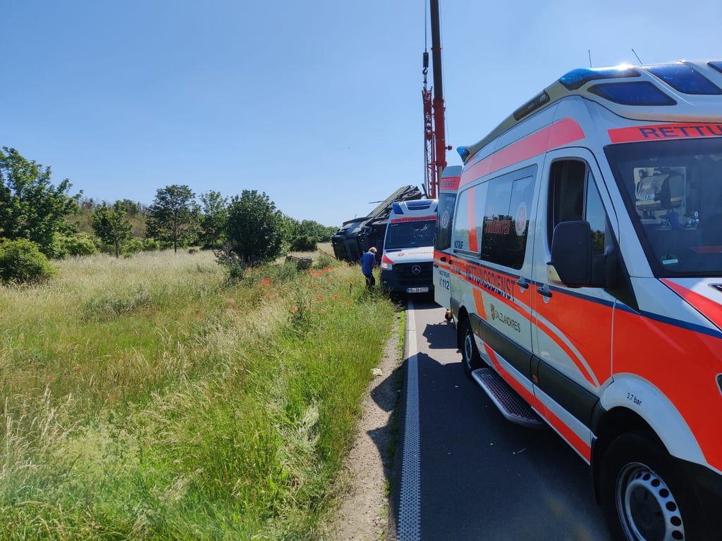 Auf der L63 zwischen Sachsendorf und Schwarz ist ein LKW aut ein Auto gefallen. Nach ersten Erkenntnissen gibt es drei Schwerverletzte.