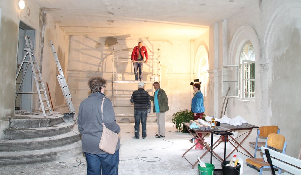 Die ehemalige Remise (Durchfahrt für Fahrzeuge) des Neuen Schlosses wurde bereits 2014 (Foto) vom Heimatverein neu gestaltet und bis 2019 als Bürgercafé genutzt.
