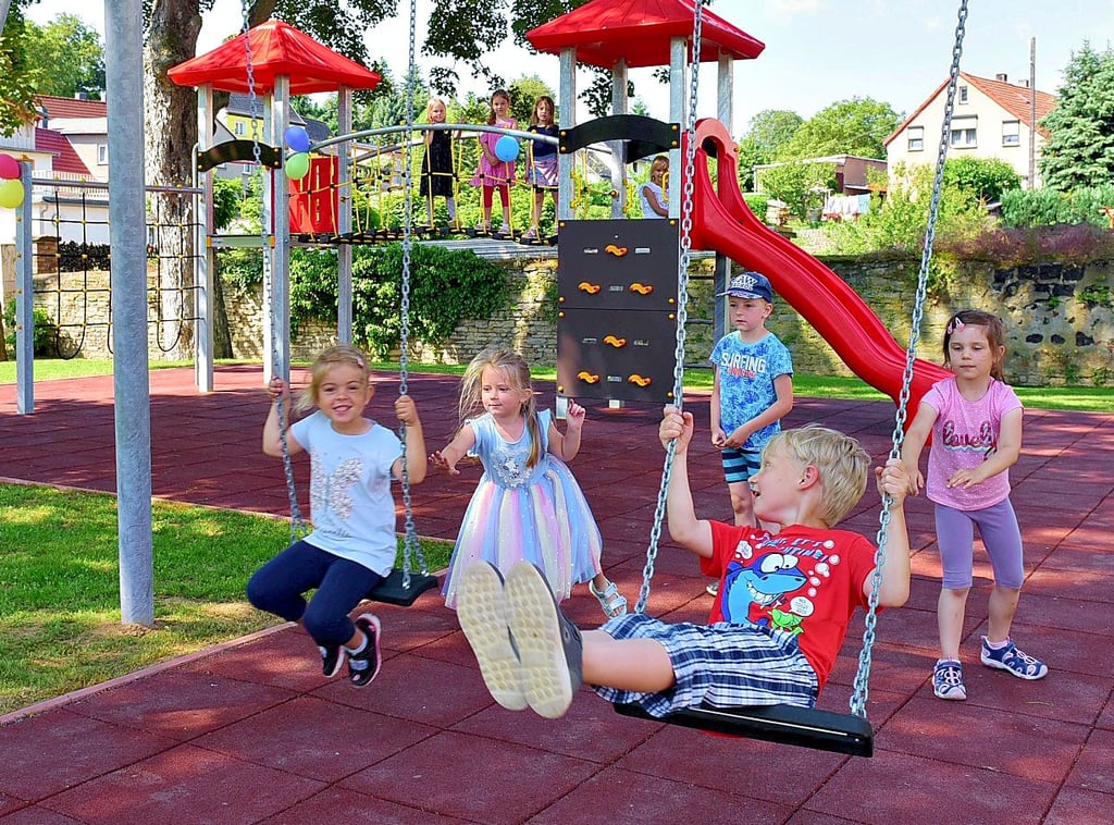 Die neuen Spielgeräte in Ahlsdorf wurden sofort bevölkert.