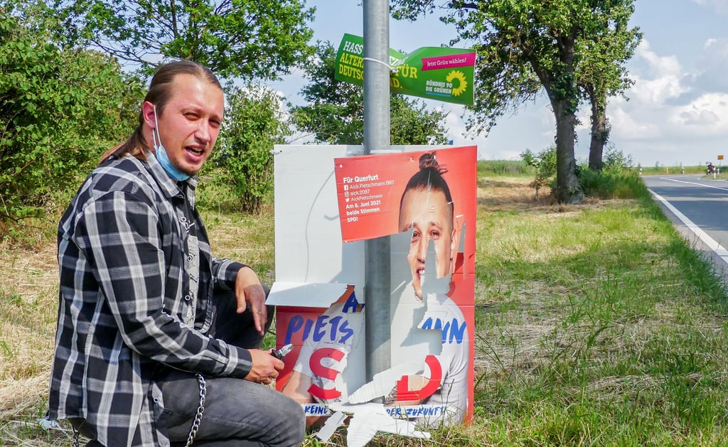 Nicht alle Plakate haben die heiße Wahlkampfzeit heil überstanden. An machen Orten habe er alle drei Tage neue hängen müssen, sagt der Juso Aick Pietschmann zu seinem Wahlkampf.