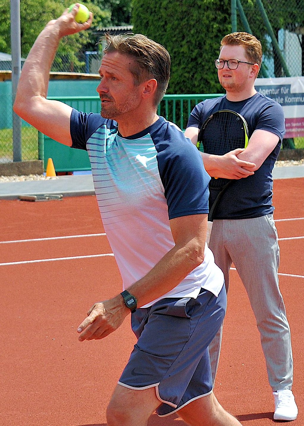 Marko Bittersmann (v.) zeigte Maximilian Pefestorff (h.), was an der Ballwand alles möglich ist.