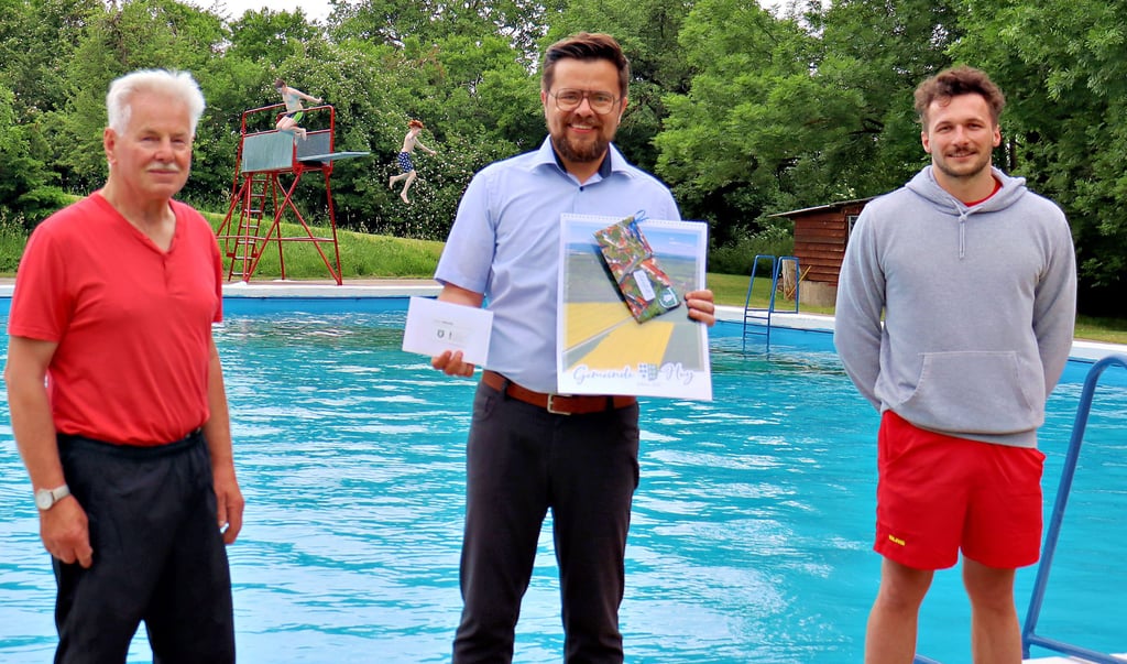 Badeanstalt Aderstedt: Werner Stoffregen freut sich über 500 Euro aus den Händen von Ortsbürgermeister Maik Berger. Daneben Schwimmeister Timo Hinrichs. Im Hintergrund die beiden ersten Badegäste der Saison ? Fynn Stoffregen und Louis Berg (von links).