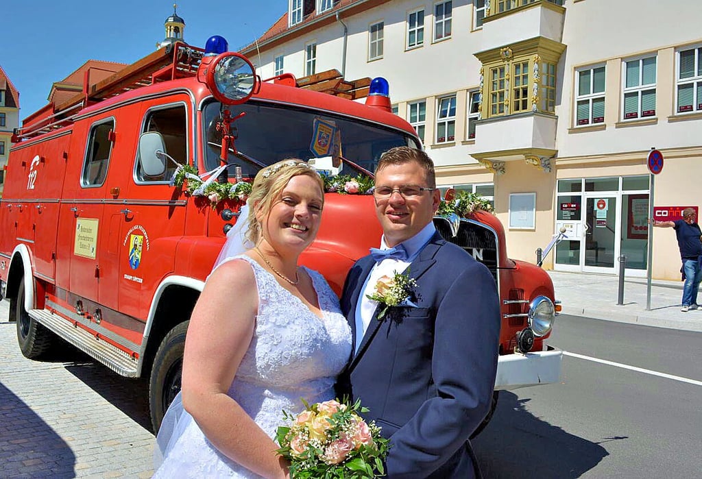 Claudia und Stephan Pippel vor dem Lützener MAN