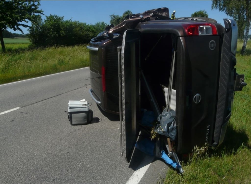 Der Geländewagen kippte bei dem Unfall auf die Fahrerseite.