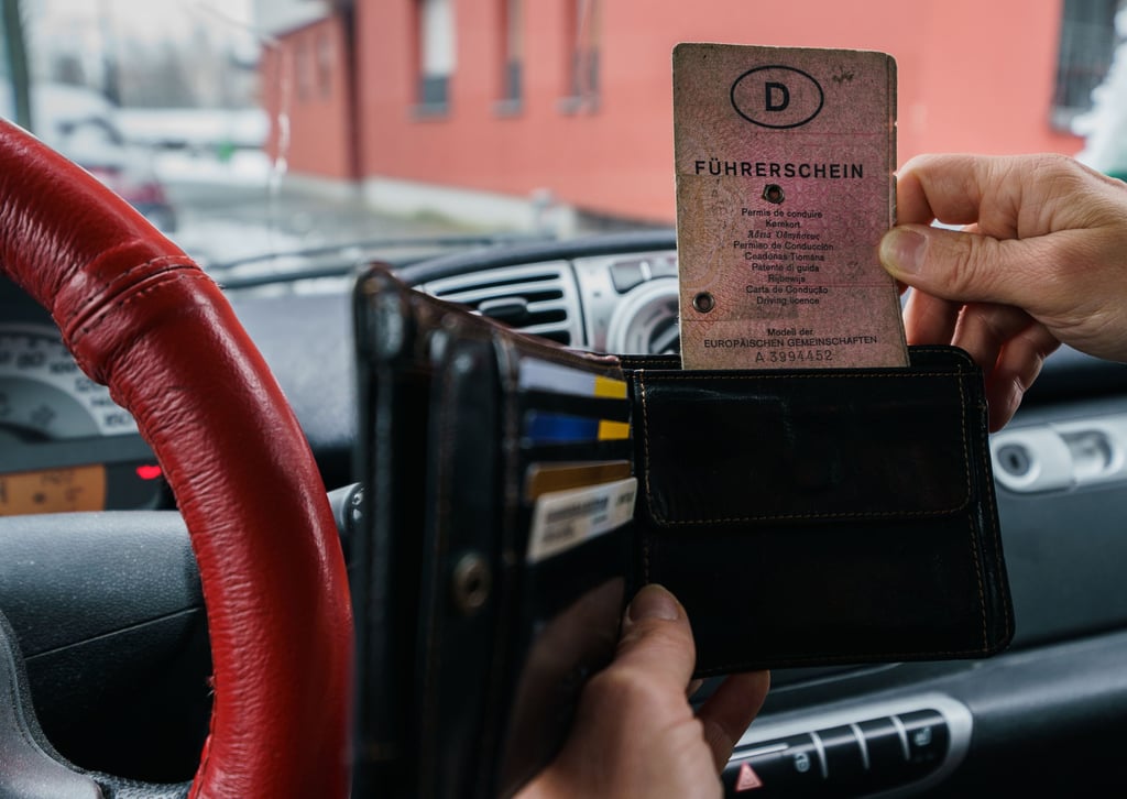Ein Mann hält einen „rosa Führerschein“. Bis 2033 müssen Millionen von Führerscheinen umgetauscht werden.