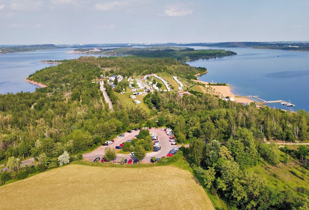 Der Parkplatz am Geiseltalsee-Strandbad Stöbnitz (Mitte) ist zu klein für den Besucheransturm. Deshalb wird auch diesen Sommer wieder das Feld davor fürs Parken freigegeben. Das Problem: Die Autofahrer stehen dort keineswegs in Reih und Glied, so mancher lässt sein Fahrzeug gleich an der Zufahrtsstraße stehen, wo es für Einsatzkräfte im Notfall sowie für den Geiseltalexpress eng wird. Dann muss das Ordnungsamt einschreiten.