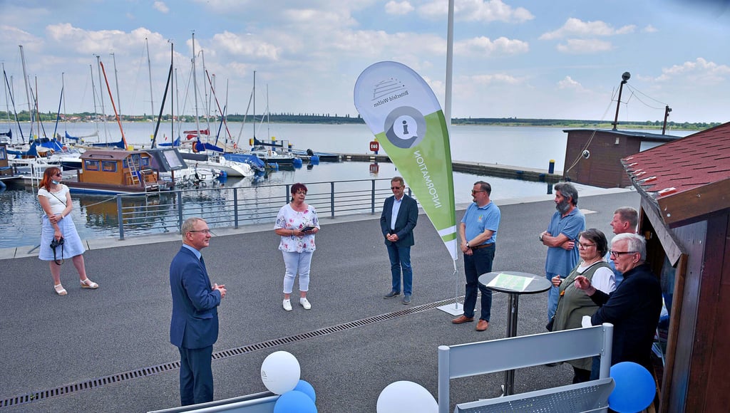Bitterfeld-Wolfens Oberbürgermeister Armin Schenk (l.) eröffnet den Info-Punkt, der sich direkt am Goitzschesee befindet.