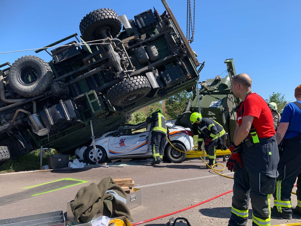 Der Lkw hatte den Kleinwagen unter sich begraben.