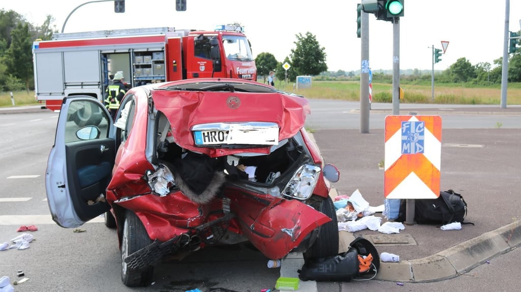 Das stark demolierte Heck des Fiats zeigt die Wucht des Auffahrunfalls auf der B189 bei Stendal.