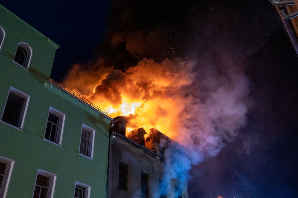 Flammen lodern aus einem Haus in Reichenbach (Vogtlandkreis) in dem zwei Menschen ums Leben gekommen sind.