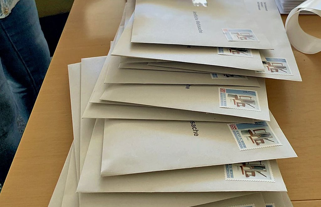 Noch immer verlassen jeden Tag Briefwahlunterlagen das Halberstädter Rathaus.