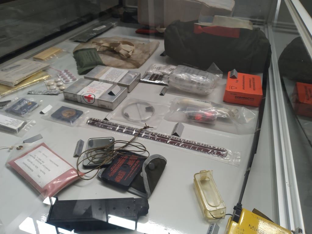 In einer neuen Vitrine im Luftfahrtmuseum Wernigerode ist das Überlebensset aus dem Schleudersitz eines Piloten zu sehen.