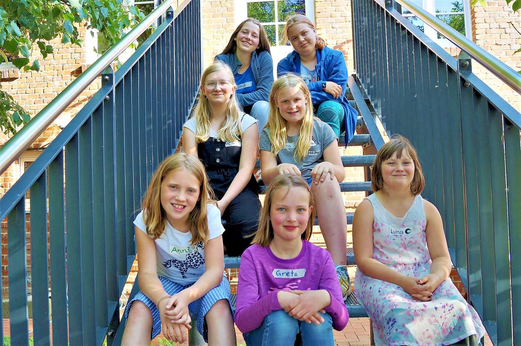 Ein erlebnisreiches Wochenende erlebten die Mädchen, hier auf der Treppe zum Gemeinderaum, bei der Kinderkirchen-Nacht im Pfarrgarten der Katharinenkirche.